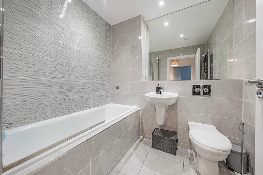 Oakpoint Court, Sutton Court Road, UB10, photo 8