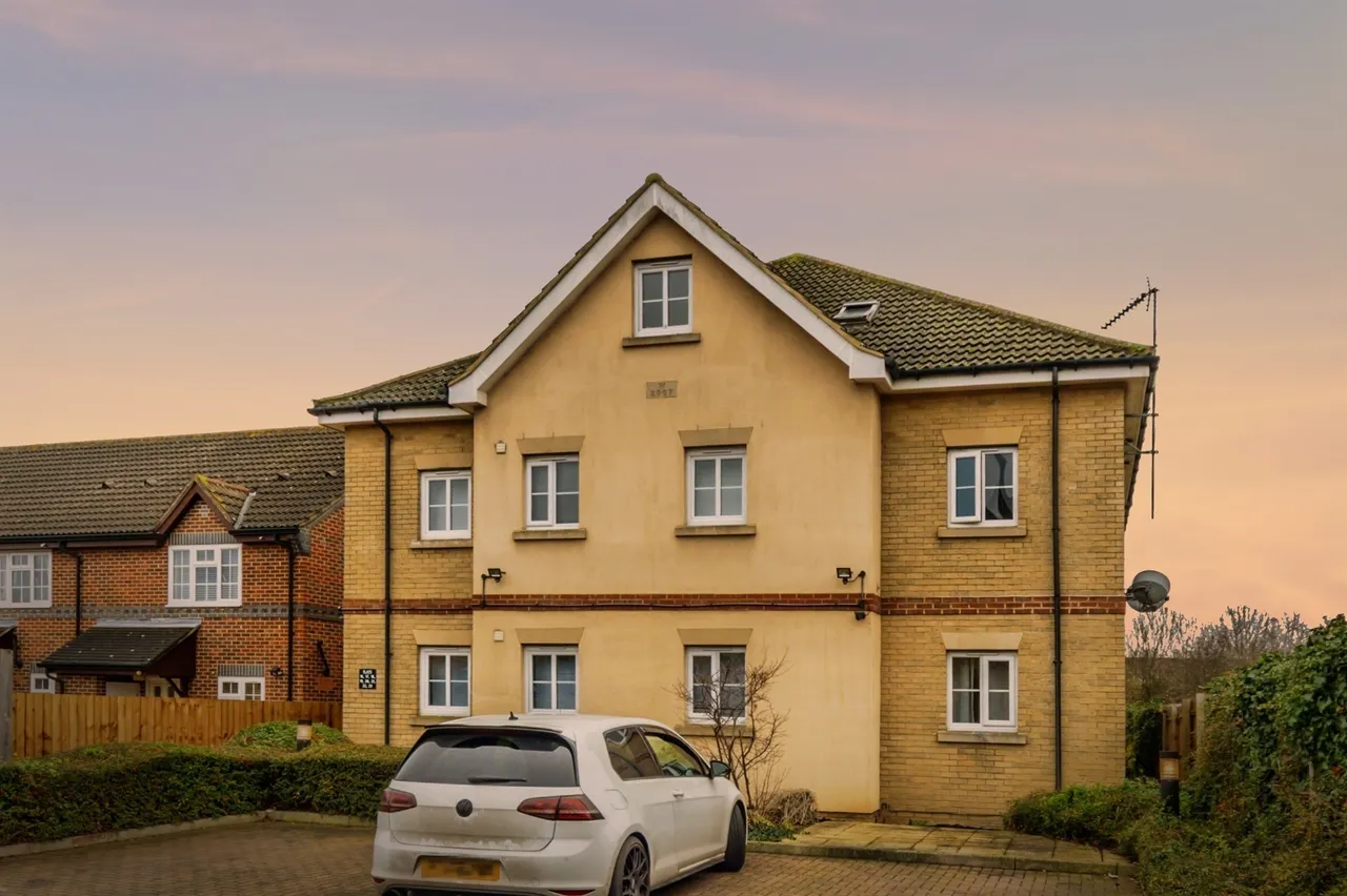 2 bed flat for sale — Walsingham Close, Bedford