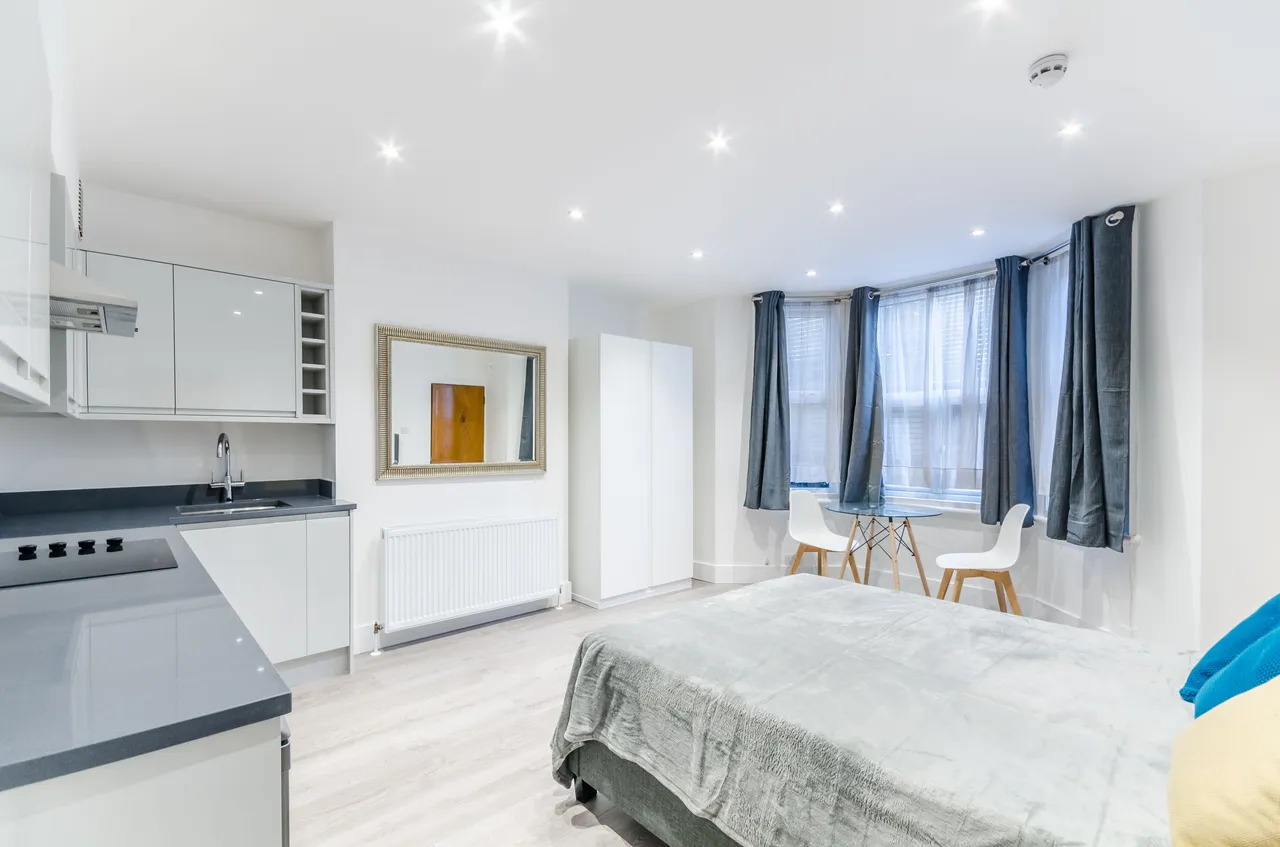 flat to rent — Flat 1, 21 Talgarth Road, London
