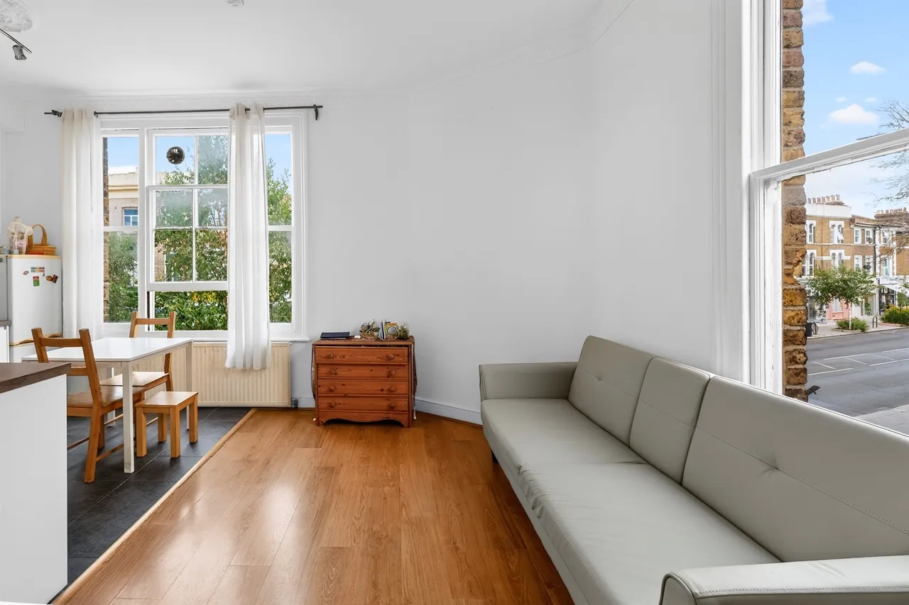 1 bed flat for sale — Askew Road, London