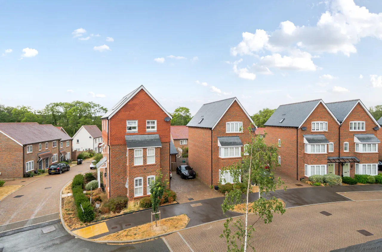 Titchener Way, Hook, RG27, photo 15