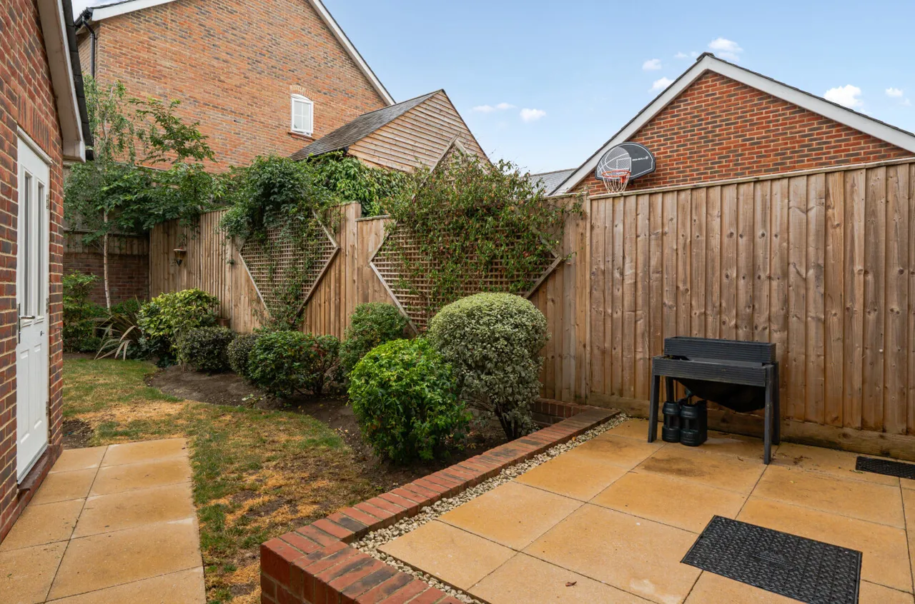 Titchener Way, Hook, RG27, photo 9