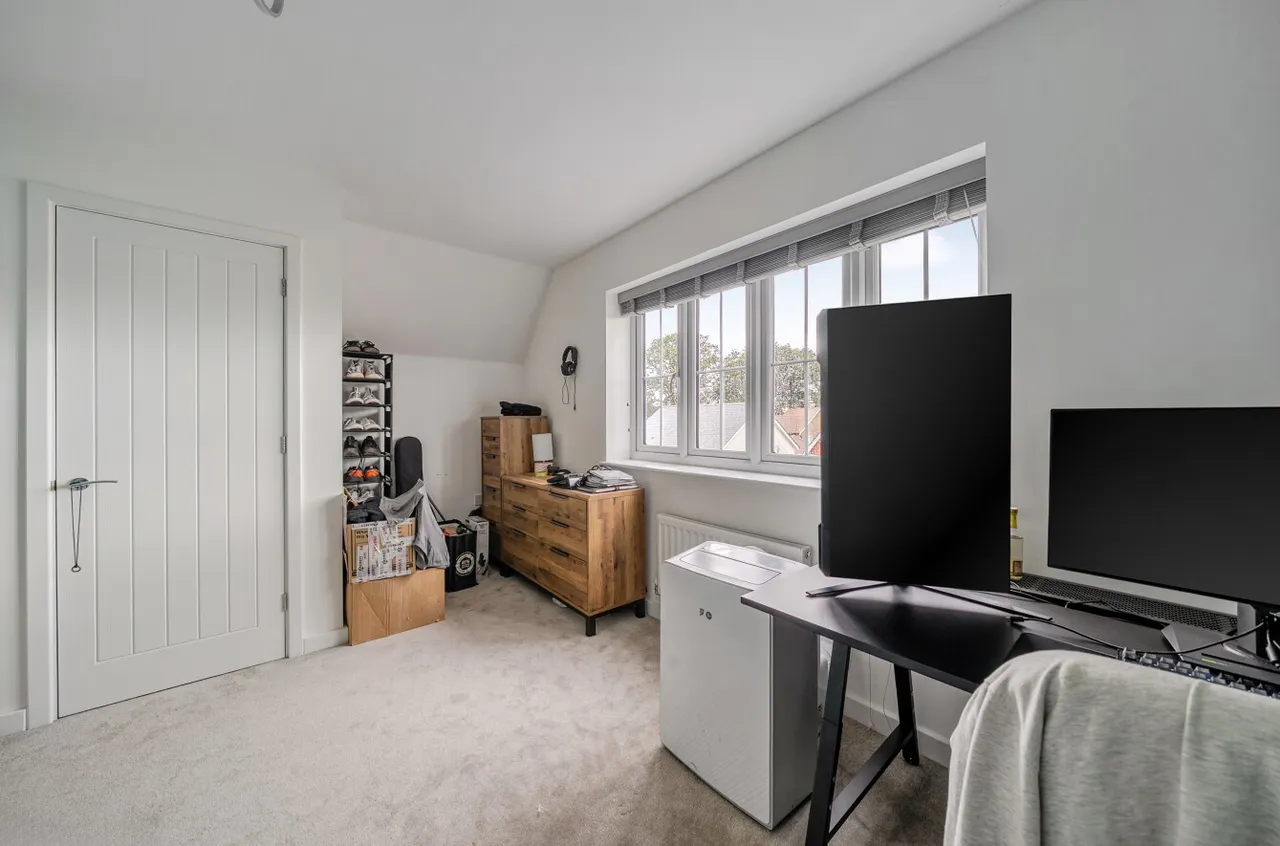 Titchener Way, Hook, RG27, photo 13