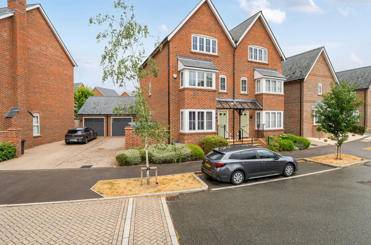 4 bed house for sale, Titchener Way, Hook, RG27
