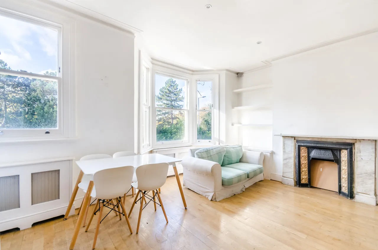 2 bed flat to rent — First Floor Flat, 479 Fulham Palace Road, London