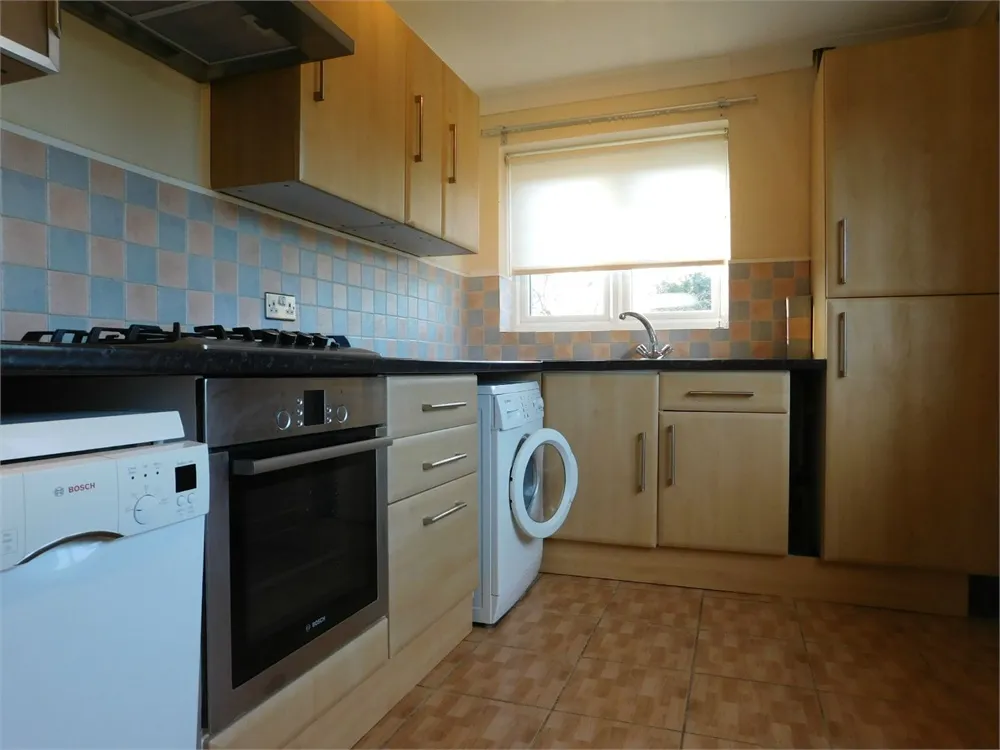 2 bed flat to rent, Manor Gardens, Ruislip, HA4