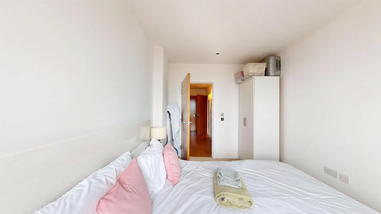 Longfield Avenue, London, W5, photo 15
