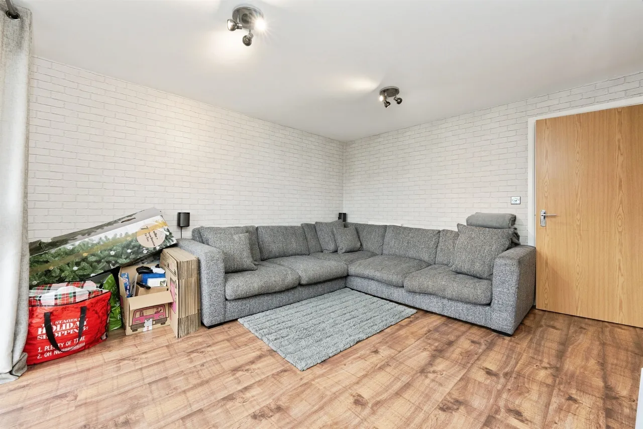 Metropolitan Station Approach, Watford, WD18, photo 14
