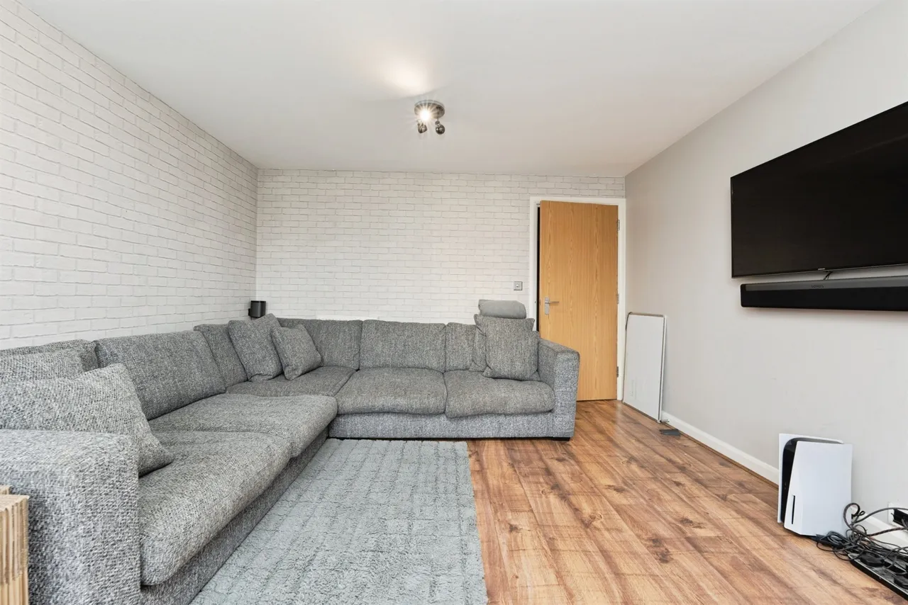 Metropolitan Station Approach, Watford, WD18, photo 13