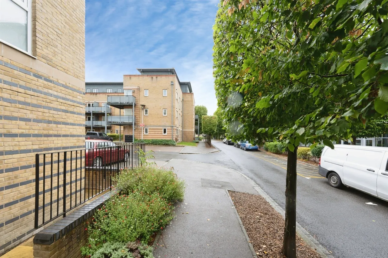 Metropolitan Station Approach, Watford, WD18, photo 20