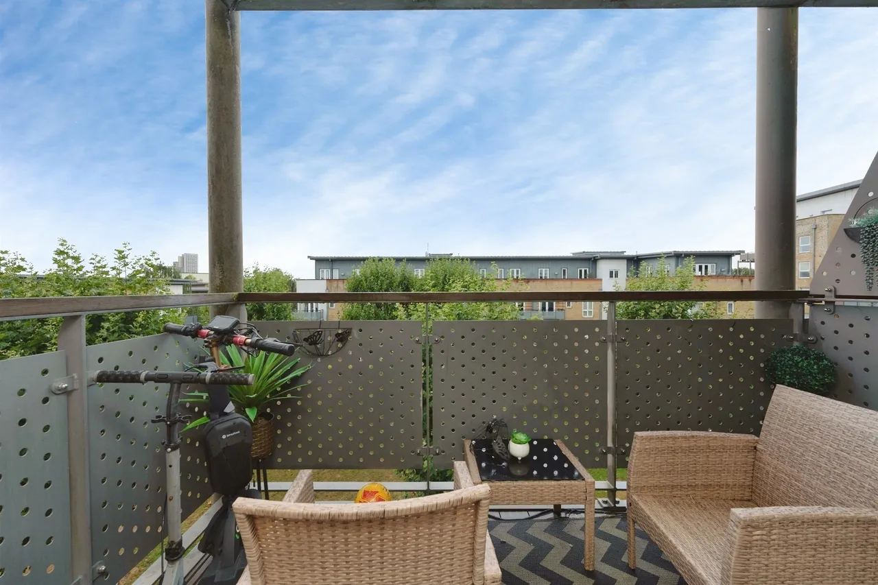 Metropolitan Station Approach, Watford, WD18, photo 18