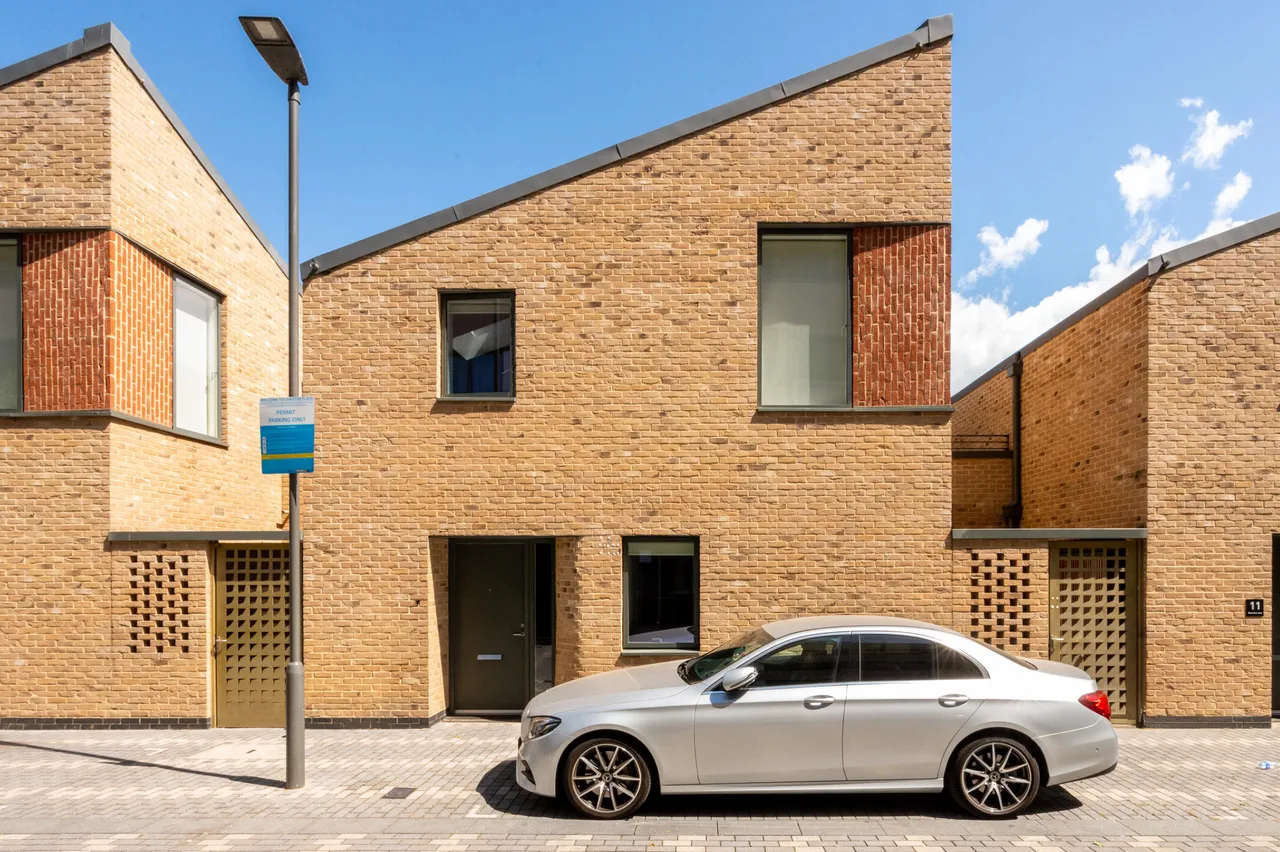 3 bed flat to rent — Showflat 3 (3 bed), Charter Place, Hounslow