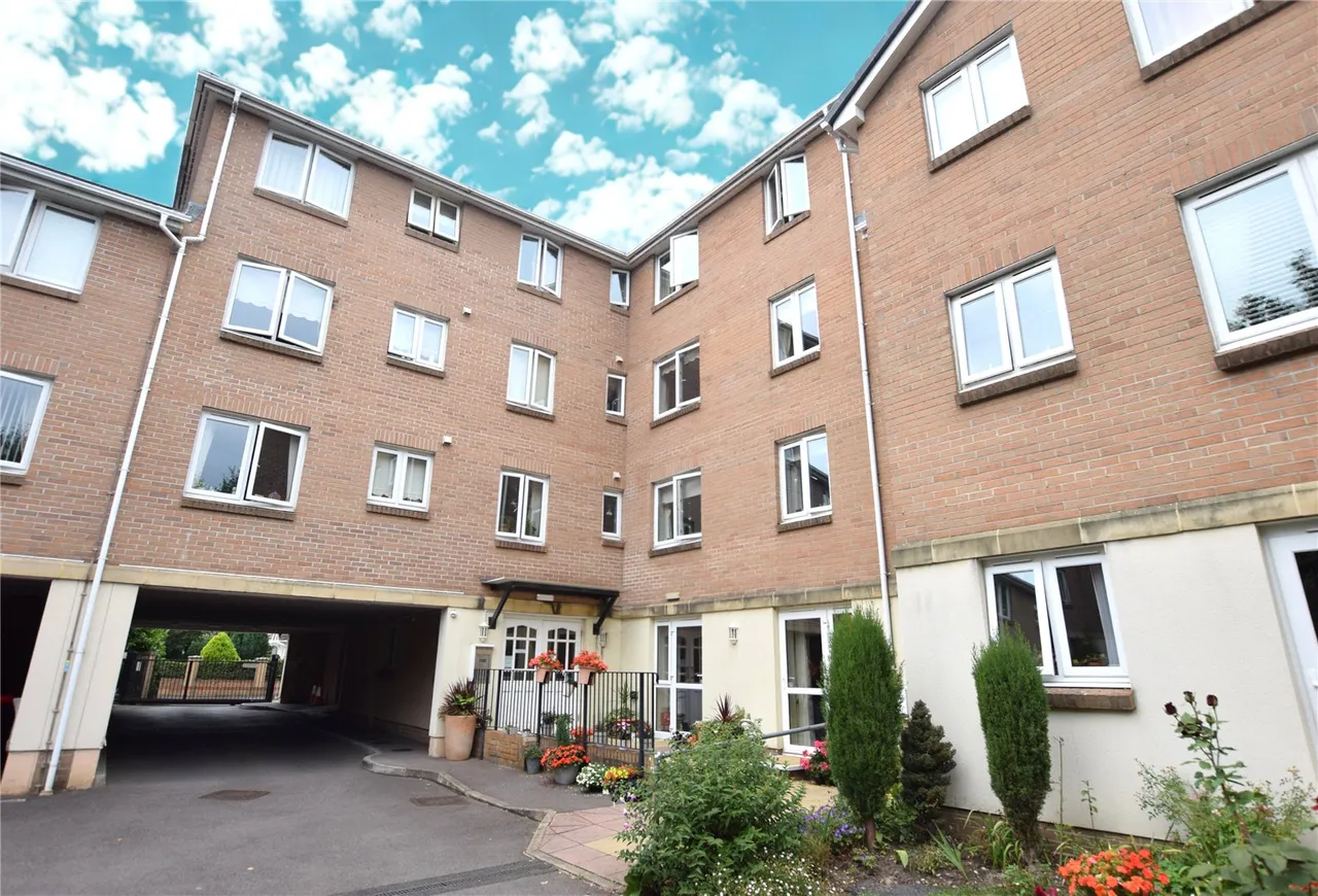 2 bed flat for sale — Victoria Road, Farnborough, Hampshire, GU14 7NS
