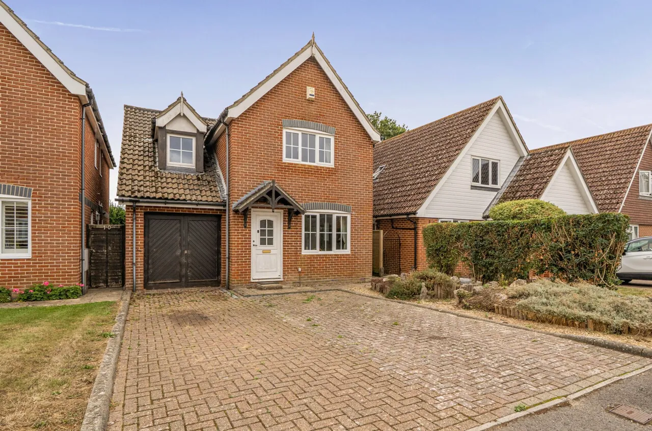 4 bed property for sale, Oak Tree Lane, Woodgate, PO20