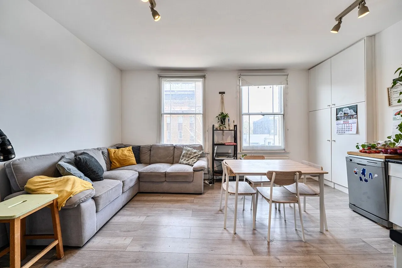 1 bed flat for sale, St John's Hill, Battersea, SW11