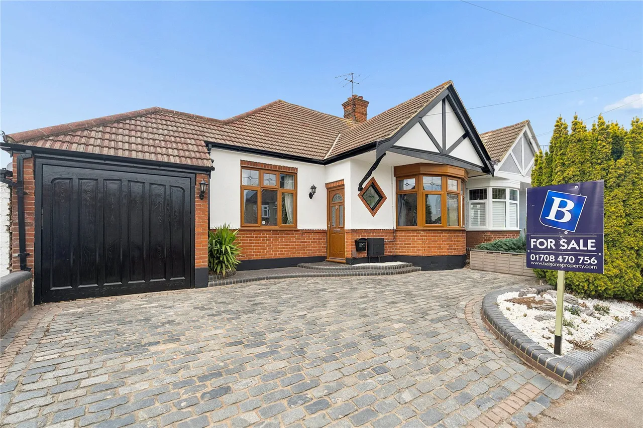 3 bed house for sale — Grosvenor Drive, Hornchurch, RM11