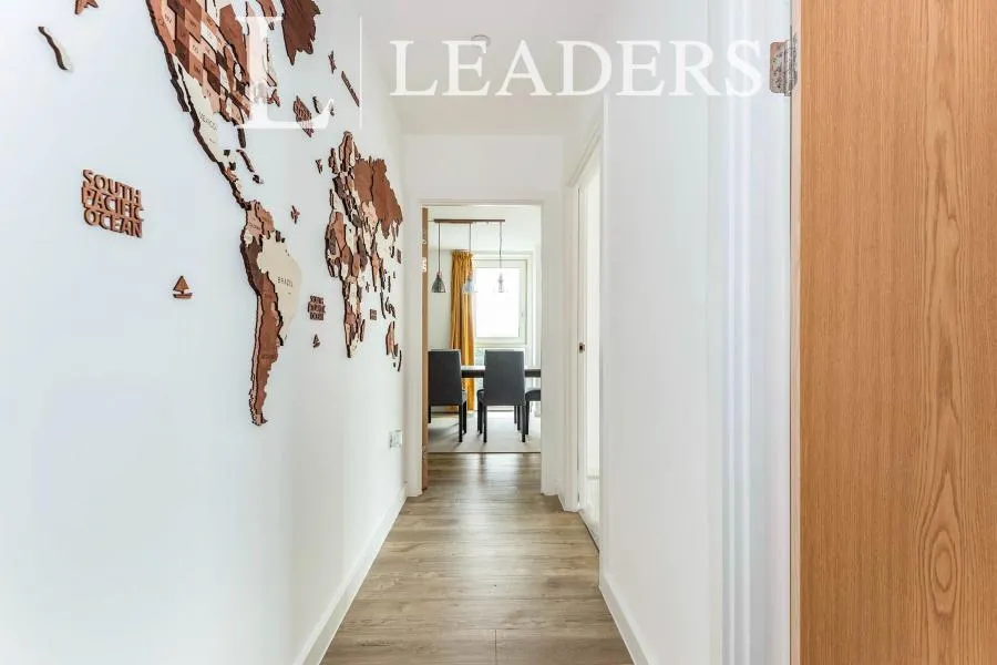 Marketfield Way, Redhill, RH1, photo 2