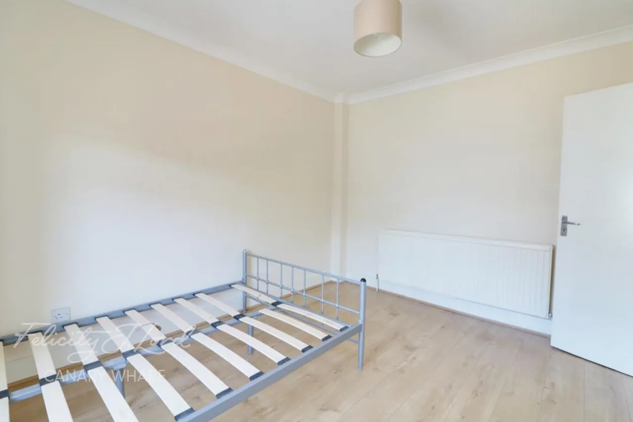 Burdett Road, E14, photo 3