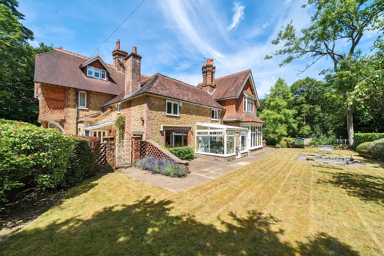 3 bed house for sale — Farnham Road, Churt, Farnham, GU10