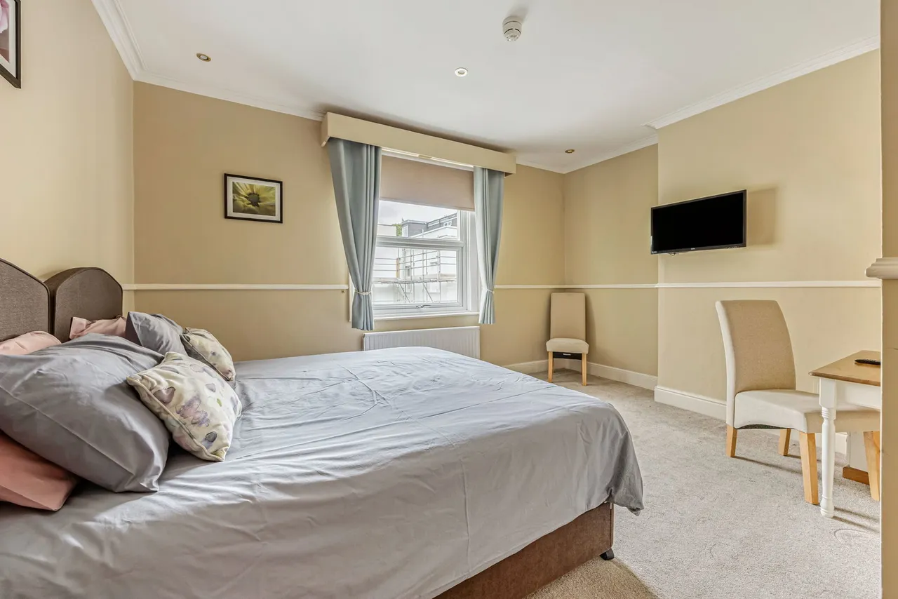 Bath Road, Cheltenham, GL53, photo 12