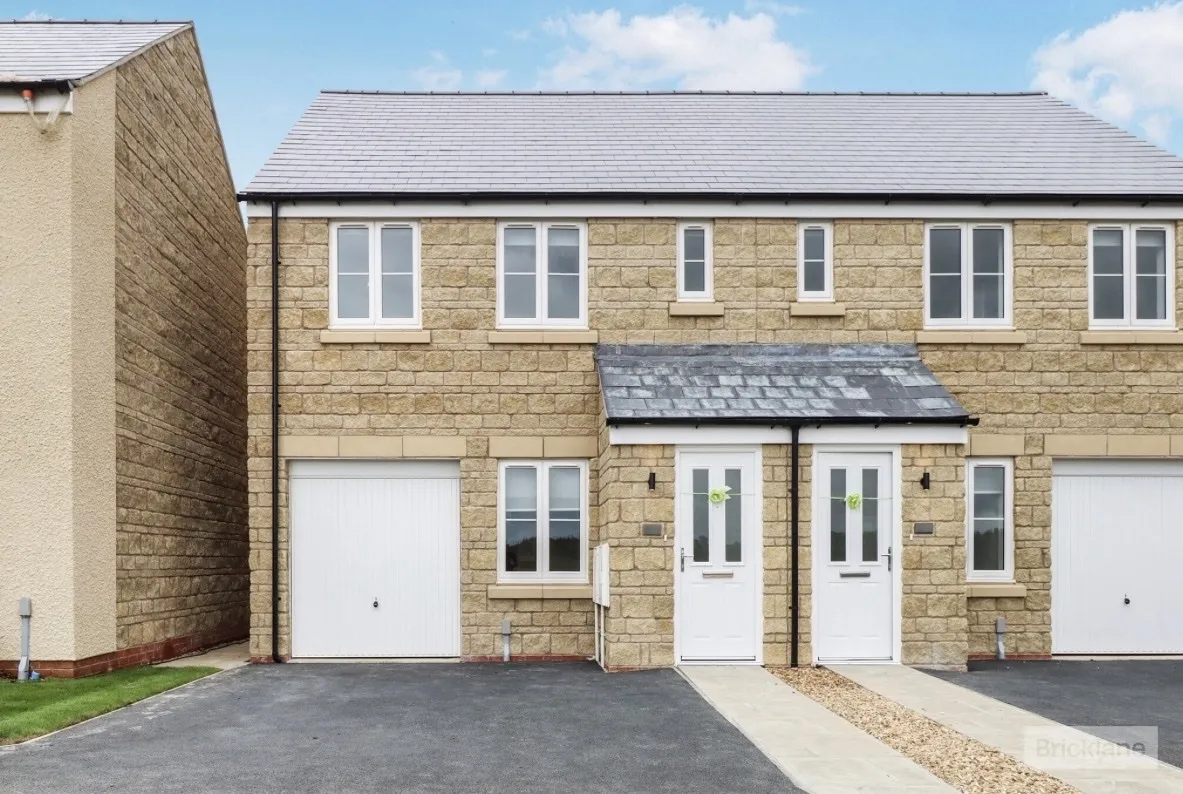 3 bed house to rent — Dolan Drive, Weldon, Corby