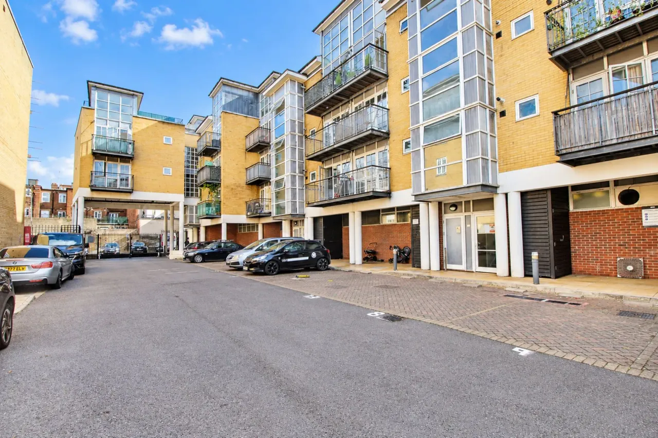 2 bed property to rent, Malt House Place, Romford, RM1