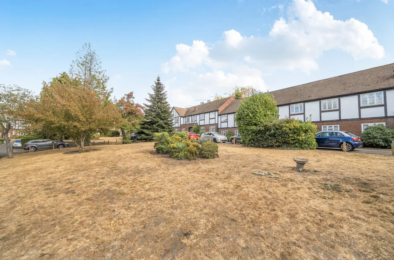 Arlington Lodge, Monument Hill, KT13, photo 18