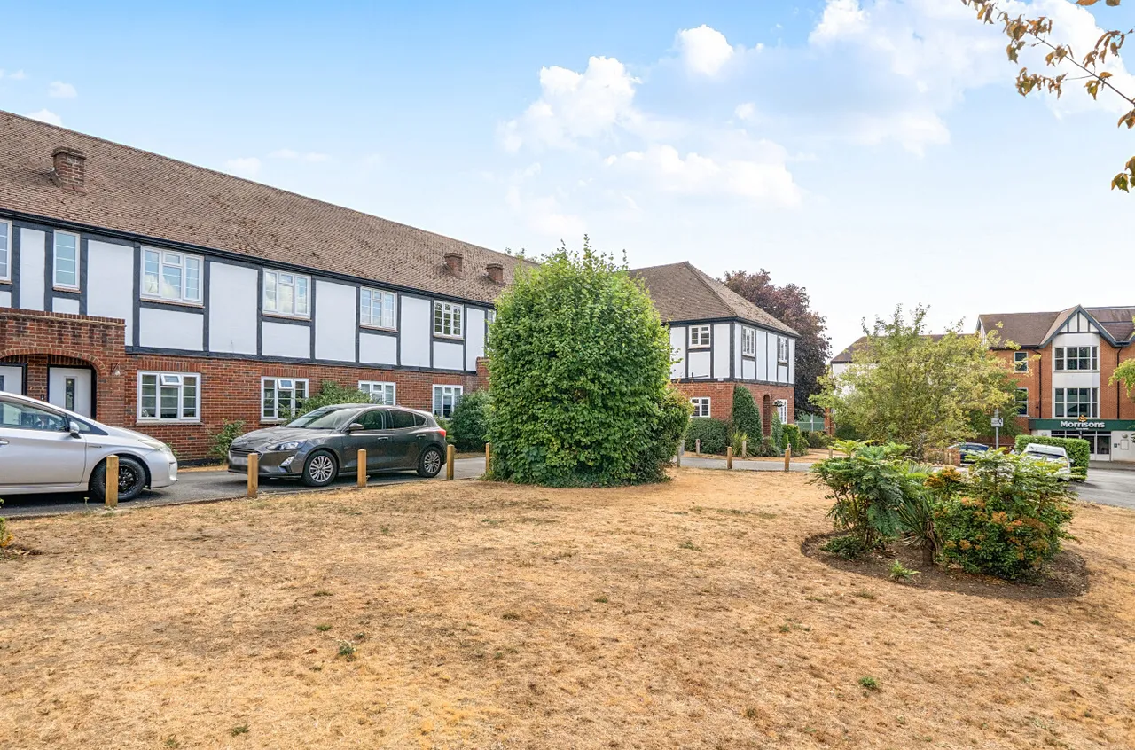 Arlington Lodge, Monument Hill, KT13, photo 17