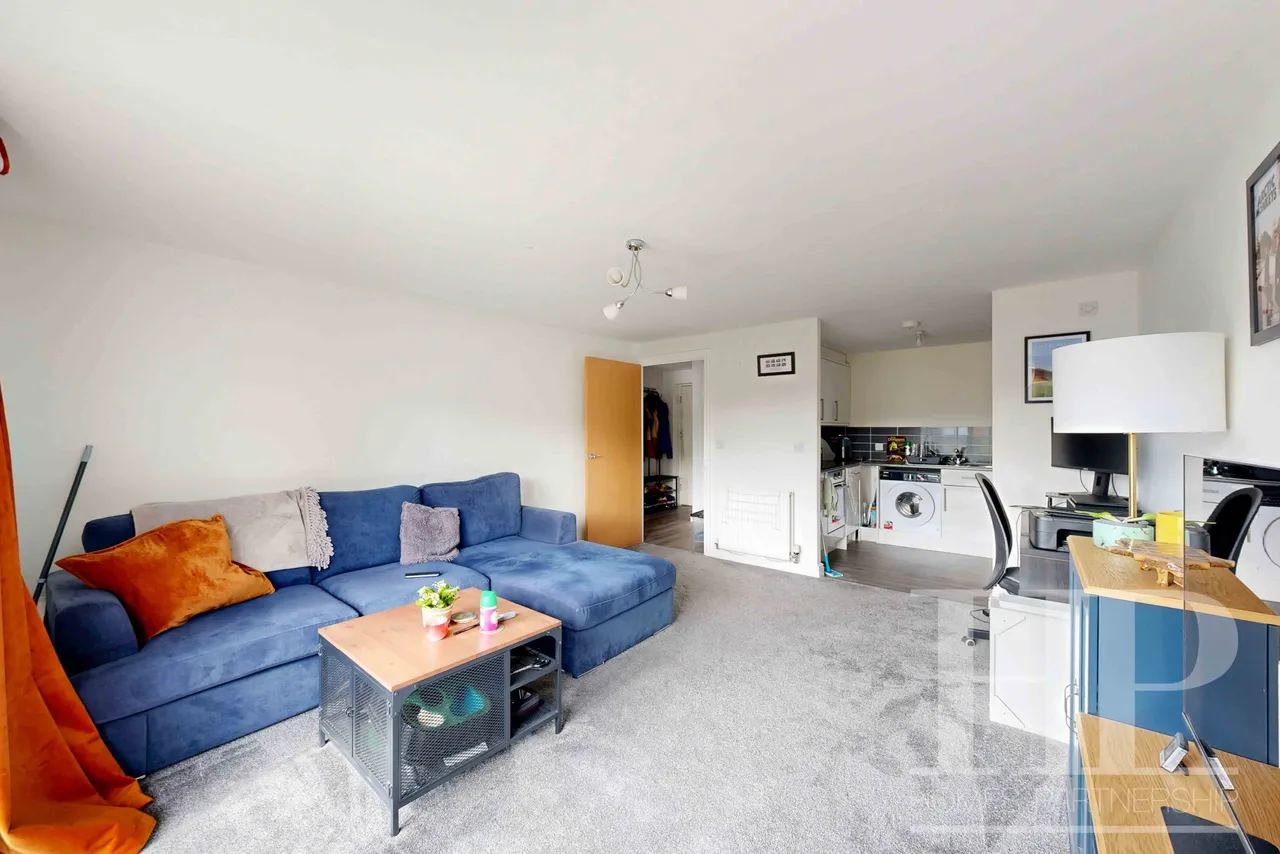 Commonwealth Drive, Crawley, RH10, photo 2