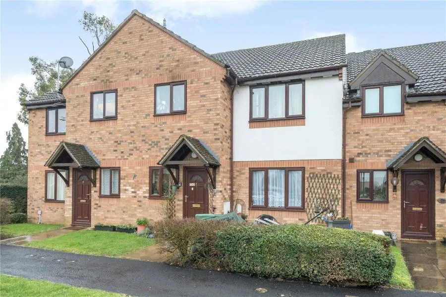 2 bed flat for sale, The Larches, Carterton, OX18