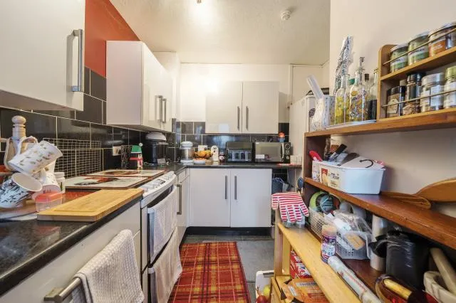 The Larches, Carterton, OX18, photo 8