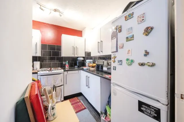 The Larches, Carterton, OX18, photo 9