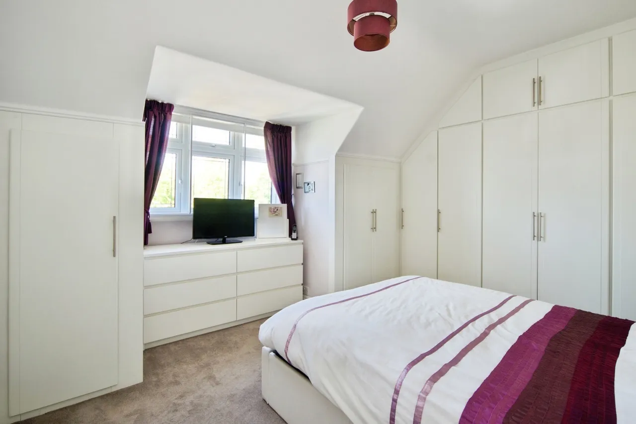 Valence Avenue, Dagenham, Essex, RM8, photo 2