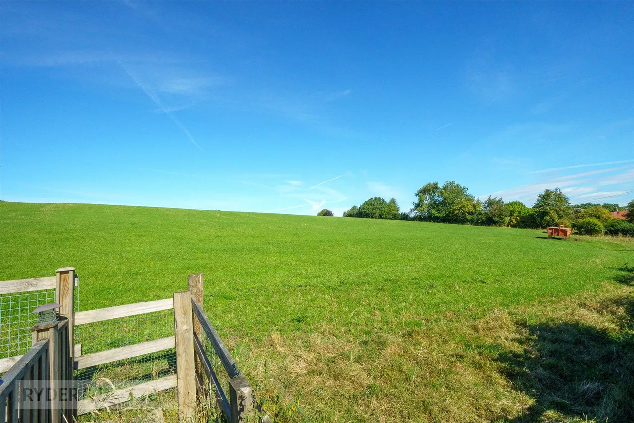 Upper Hagg, Thongsbridge, HD9, photo 23