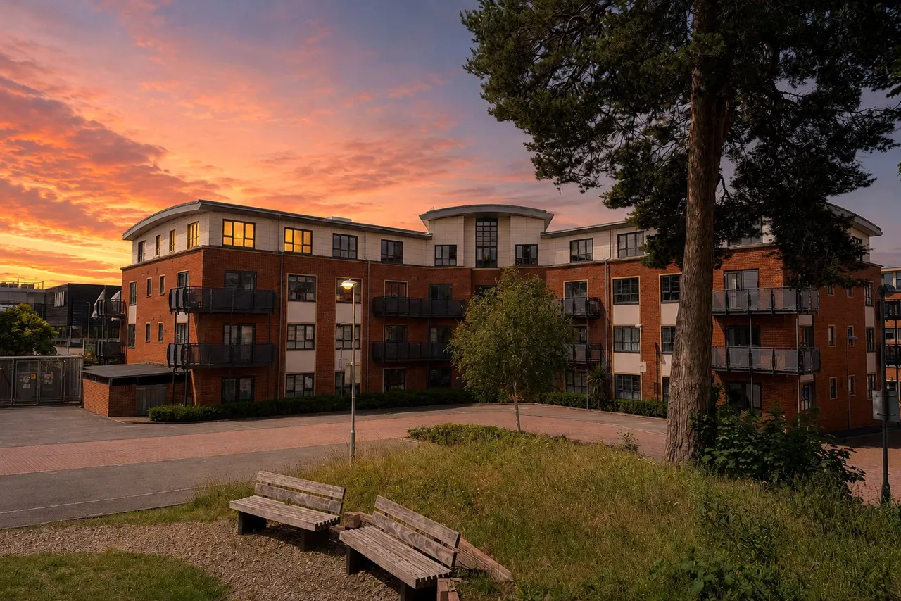 2 bed flat for sale — Wallis Square, Farnborough, Hampshire, GU14 7GU