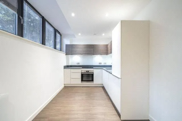 High Road, N20, photo 9