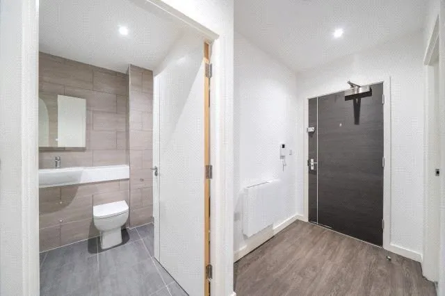 High Road, N20, photo 13