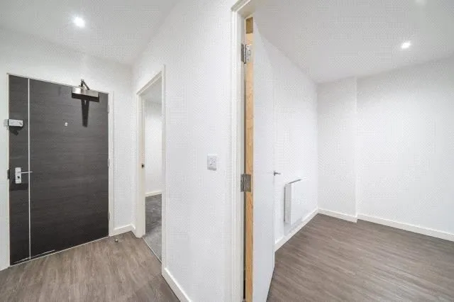 High Road, N20, photo 6