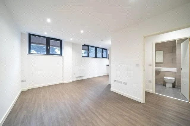 High Road, N20, photo 19