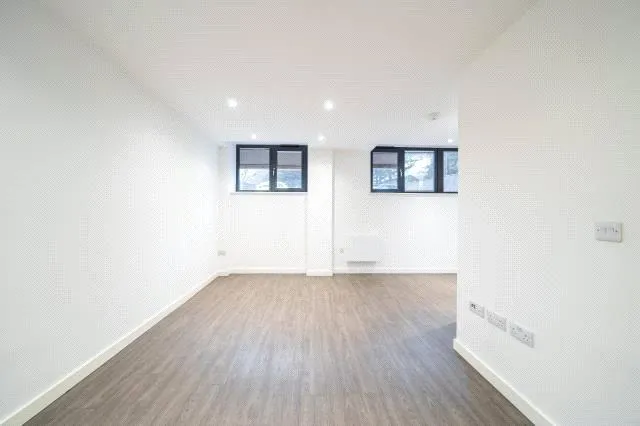 High Road, N20, photo 12