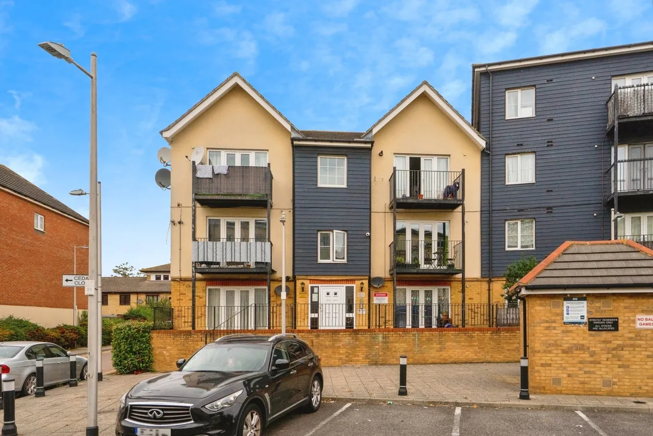 2 bed flat for sale — Blackthorn Road, Ilford, IG1
