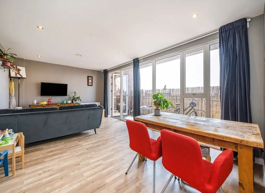 Clarke Avenue, Hounslow, TW3, photo 2