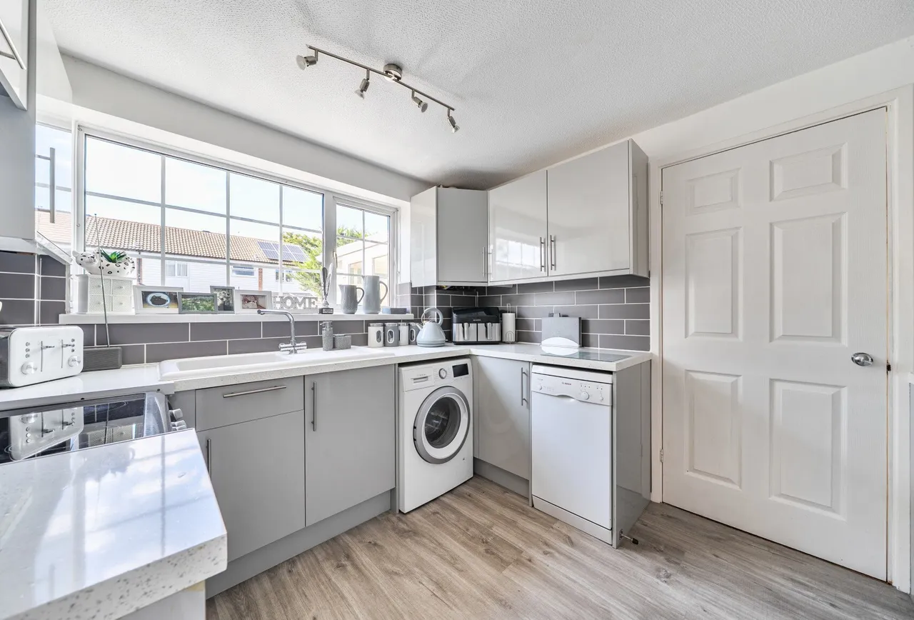 Avondale Close, Horley, RH6 8BN, photo 4