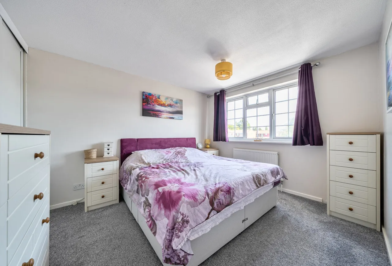 Avondale Close, Horley, RH6 8BN, photo 2