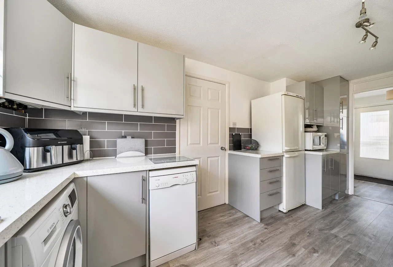 Avondale Close, Horley, RH6 8BN, photo 12