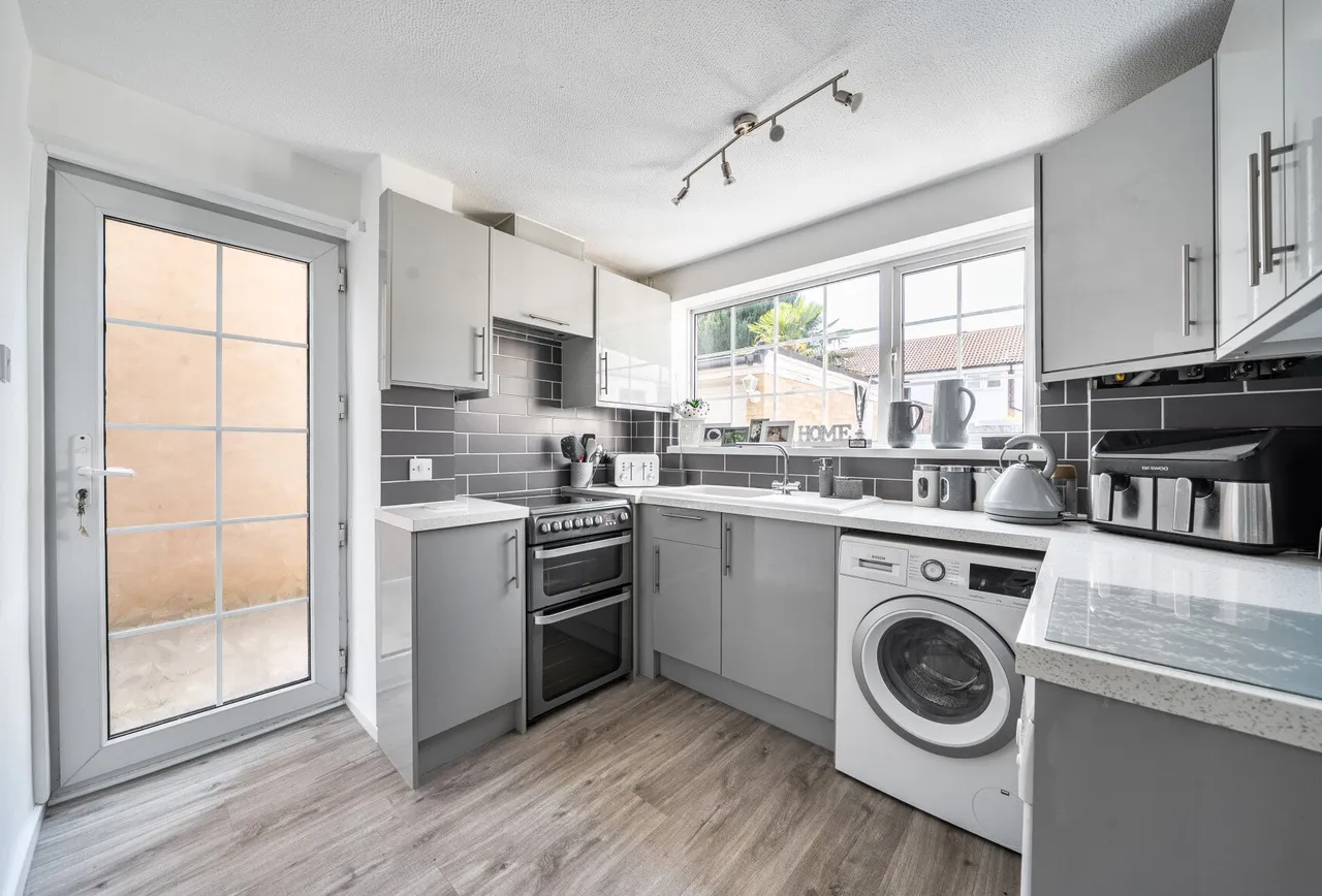 3 bed house for sale — Avondale Close, Horley, RH6 8BN