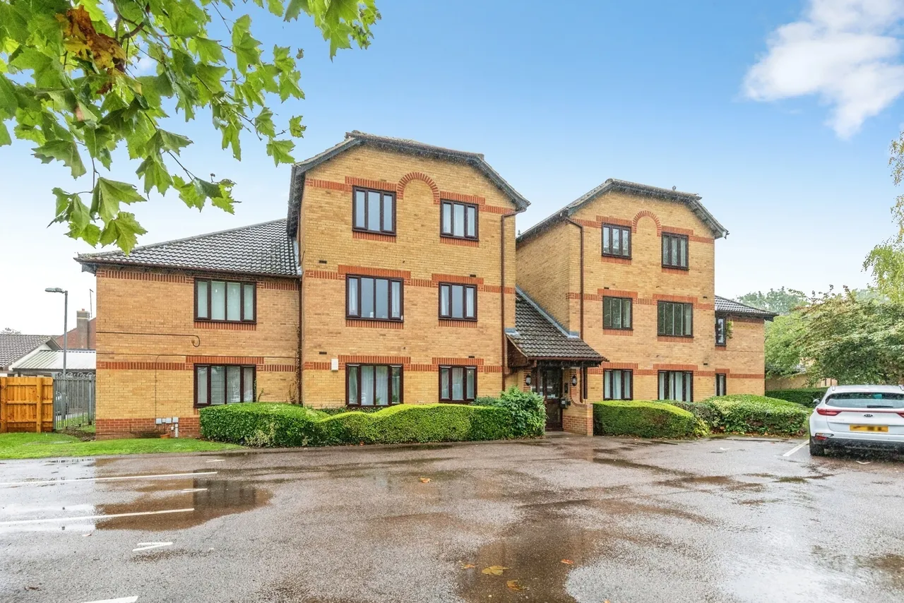 2 bed flat for sale, Bordeaux Close, Northampton, NN5