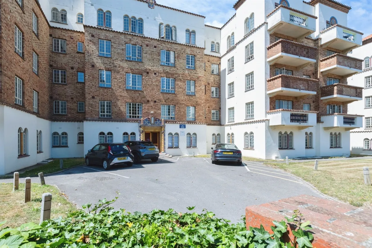 2 bed flat for sale — Sea Road, Boscombe, Bournemouth