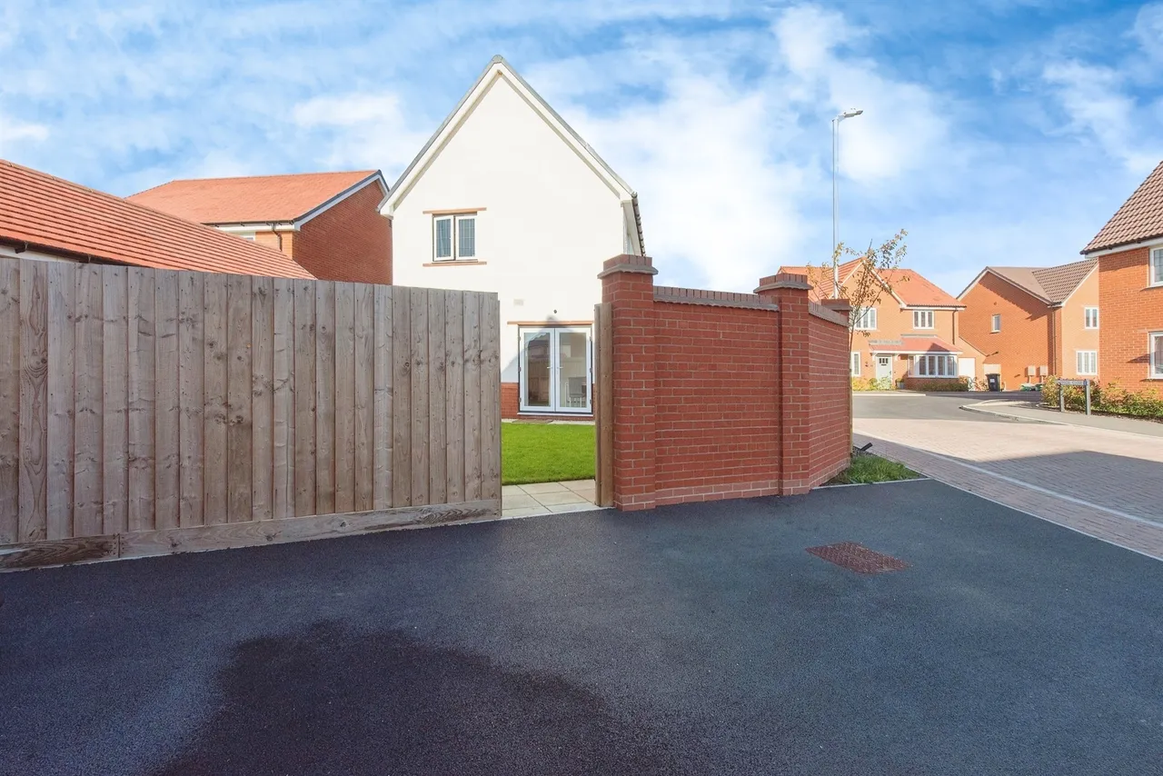 Daffodil Close, Stowupland, IP14, photo 15