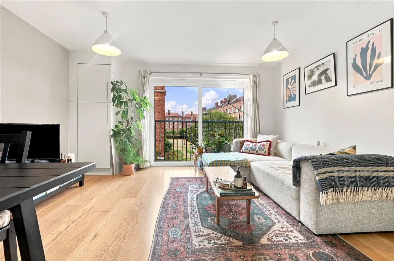 2 bed flat to rent, Cresset Road, London, E9